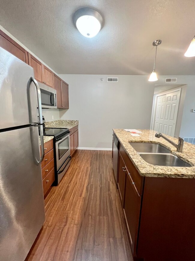 Building Photo - PRE LEASING 2 Bed 2 Bath Centrally Located...