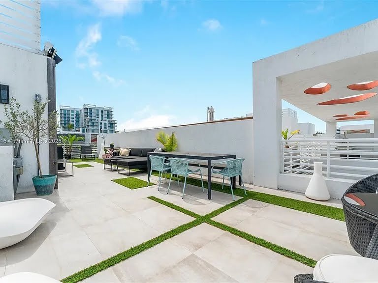 Building Photo - 455 NE 39th St