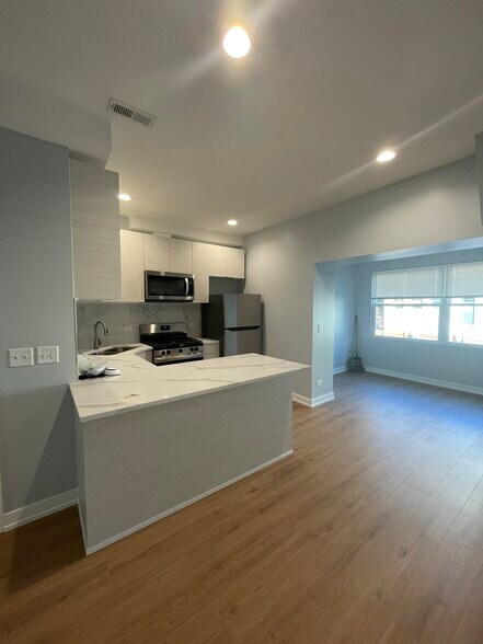 Building Photo - 1024 W Ainslie St