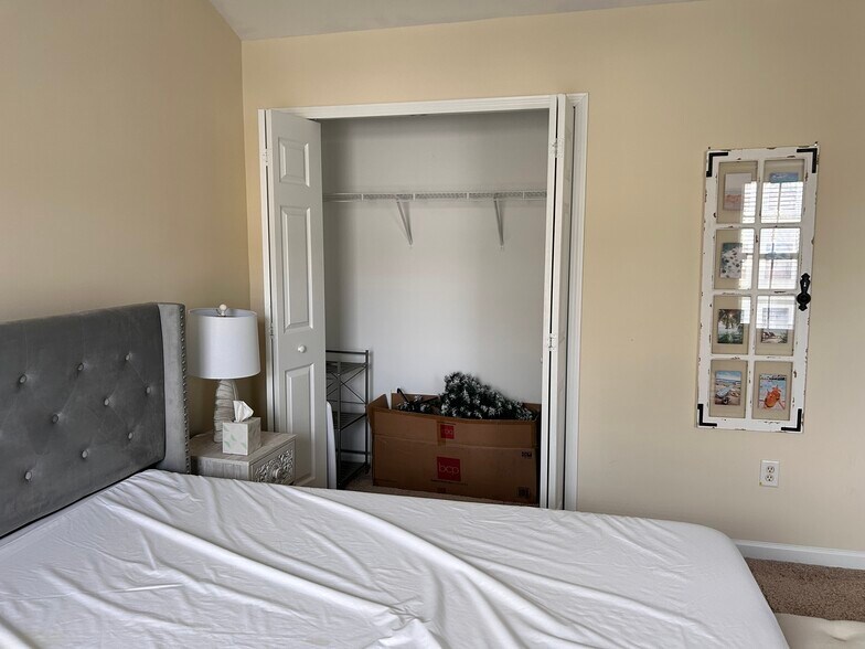 Building Photo - 324 Gallery Way