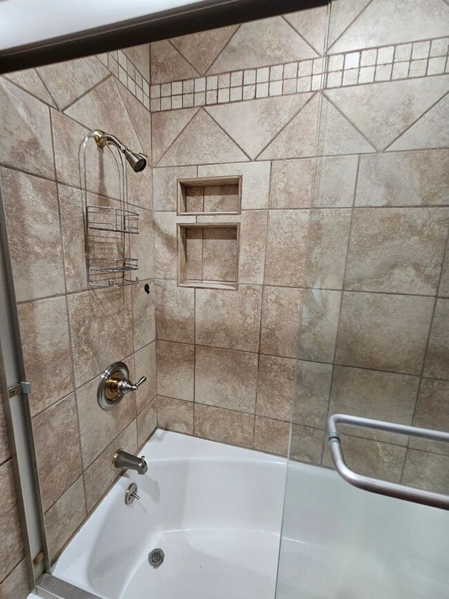 Building Photo - 3 bedroom 2 bath with additional lower lev...