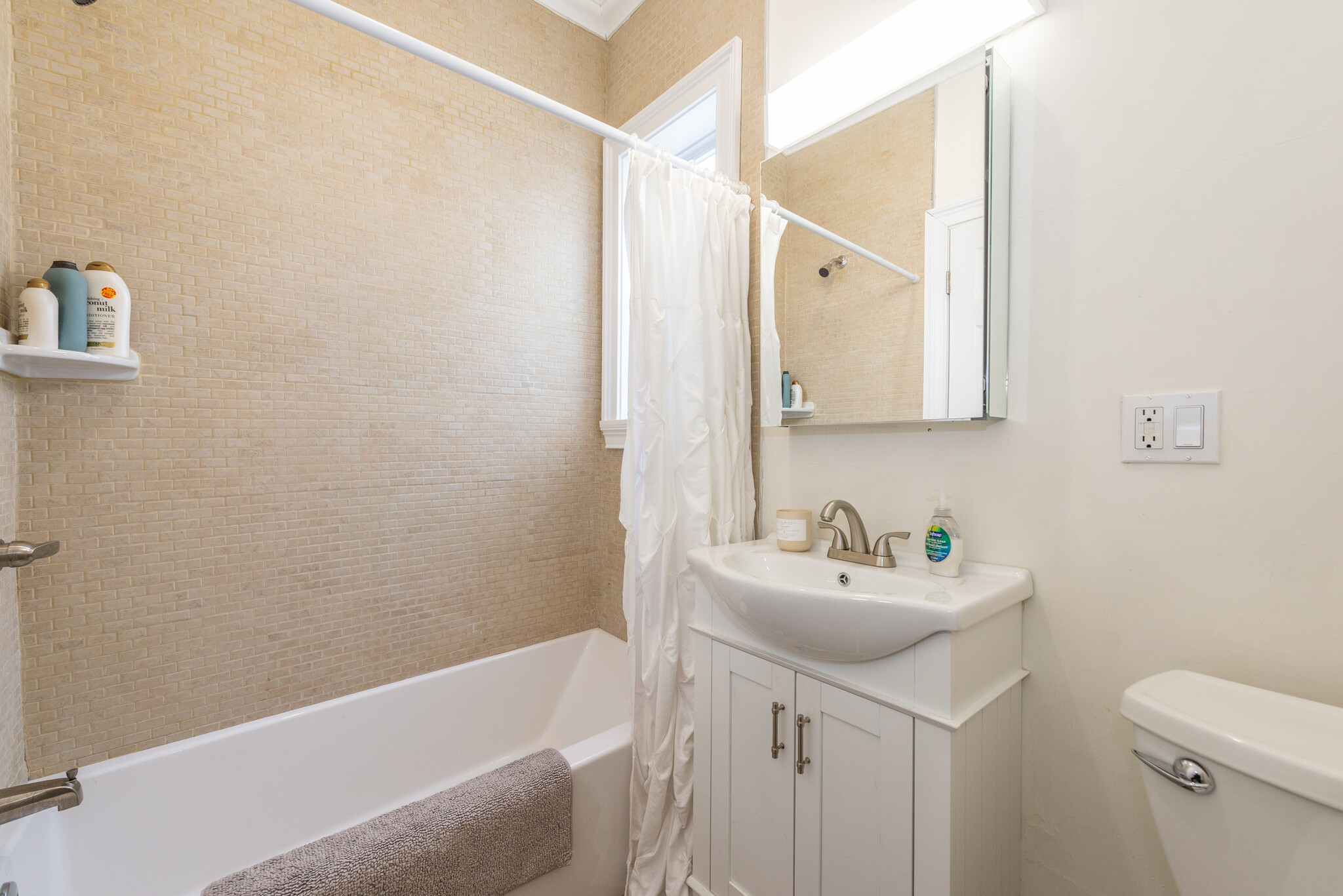 Second Full Bathroom - 49 Greenwood Ave