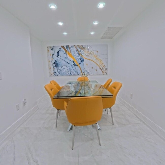 Building Photo - 650 NE 32nd St