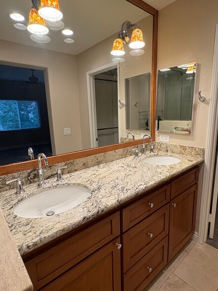 Masterbedrm double sink vanity - 30061 Whitecap