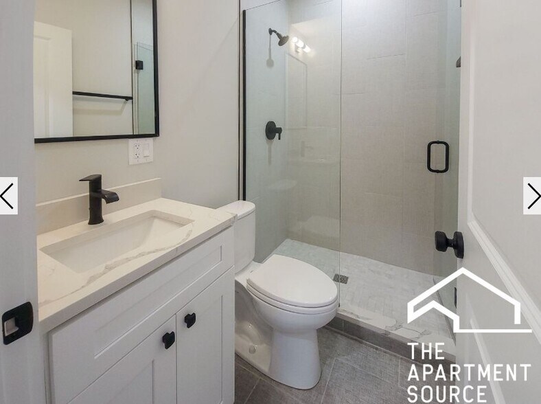 Building Photo - 2020 W Montrose Ave