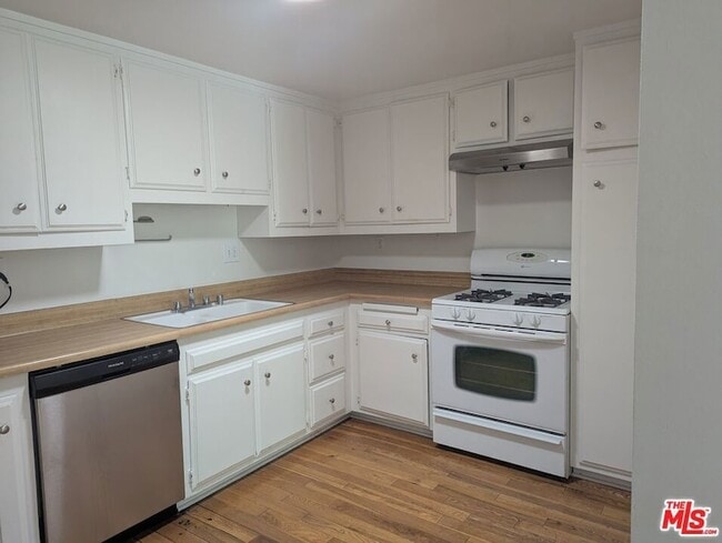 Building Photo - 1323 N Olive Dr