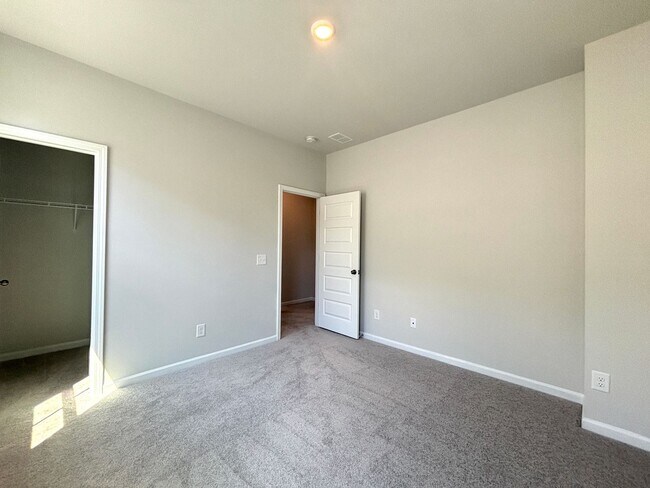 Building Photo - Beautiful 4-Bed Home in Limehouse Village ...