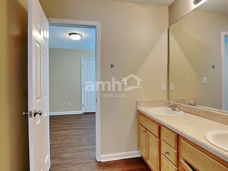 Building Photo - 2033 Cartier Ruby Ln