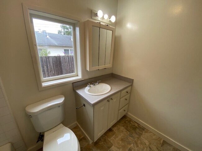 Building Photo - 17 Mile Drive Cottage!