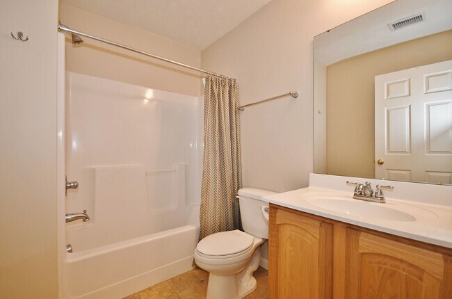 Building Photo - 3 Bedroom Townhouse