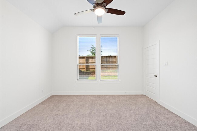 Building Photo - 325 Mallorn Ln