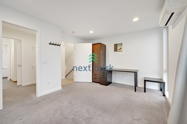 Building Photo - A beautiful 3 bed and 2 bathroom townhouse for rent