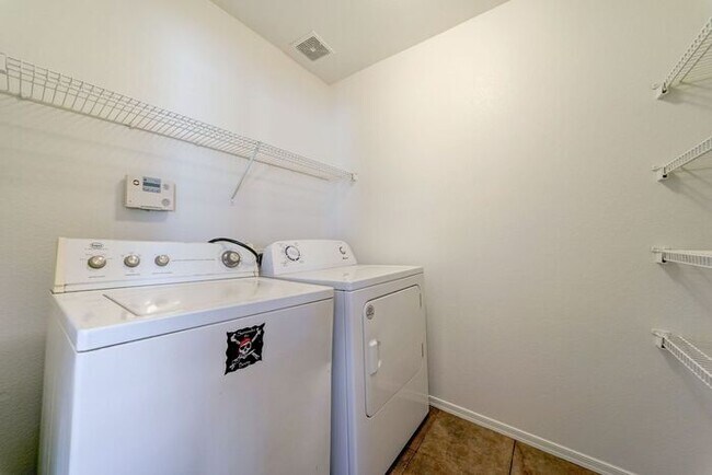 Building Photo - READY TO VIEW NOW! Spacious 3 Bed 2 Bath home in the Estrella Neighborhood