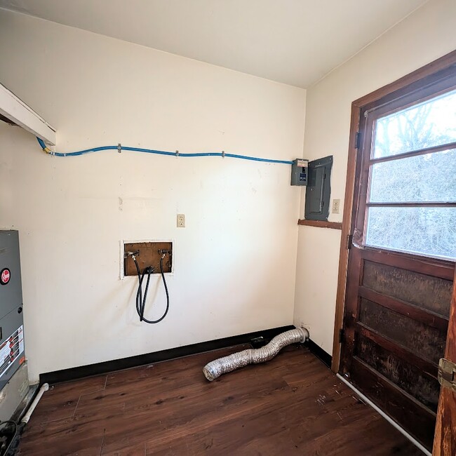 Building Photo - 610-620 Blair St