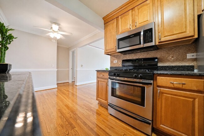 Building Photo - 4940 N Leonard Dr