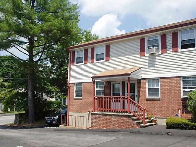 Building Photo - Bright and spacious end-unit townhouse