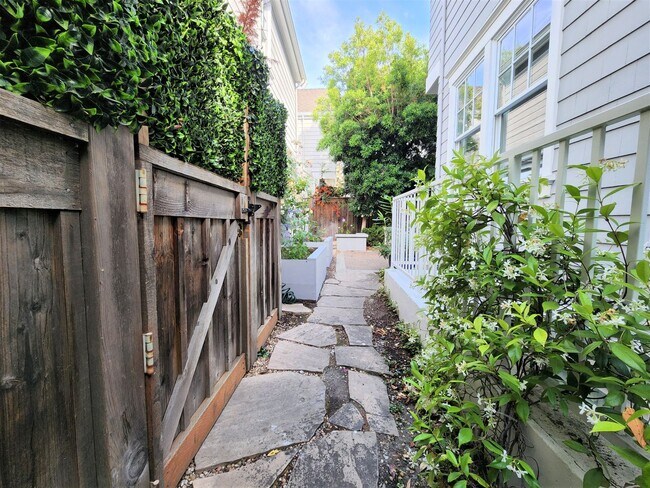 Building Photo - Updated Home Available in Downtown Palo Alto available first week of September!