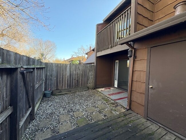 Building Photo - Beautiful 2-bedroom, 1.5-bath Townhome in the heart of Rohnert Park