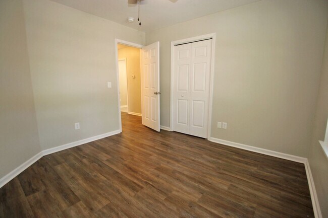 Building Photo - Available for Move-In July 20th ! 3 Bedroo...