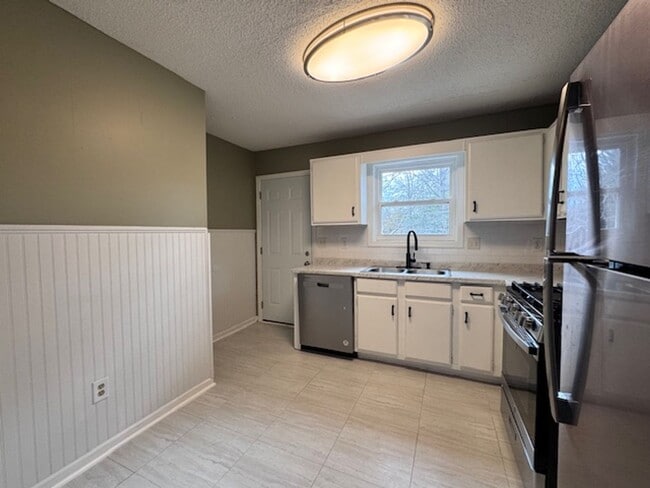 Building Photo - Charming 2-Bedroom Townhome in Prime Kennesaw Location!