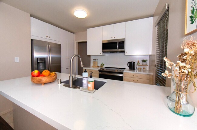 Building Photo - 6001 Canterbury Dr