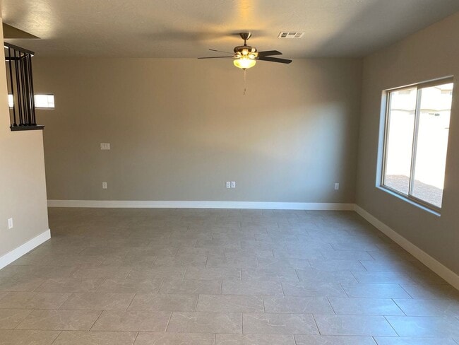 Building Photo - Red Mountain Vista Town Home, End Unit