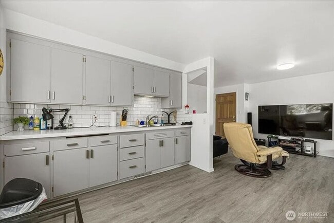 Building Photo - Nice 1 Bed, 1 Bath Upper Unit in Tacoma's ...
