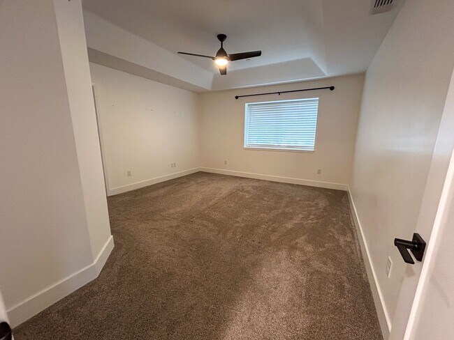 Building Photo - Live Comfortable in a Modern Paradise Home!