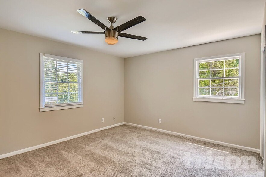 Primary Photo - 535 Circle Dr