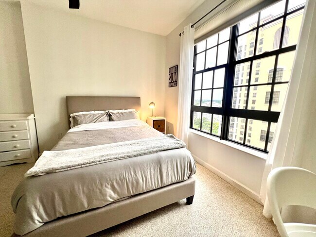 Building Photo - 801 S Olive Ave