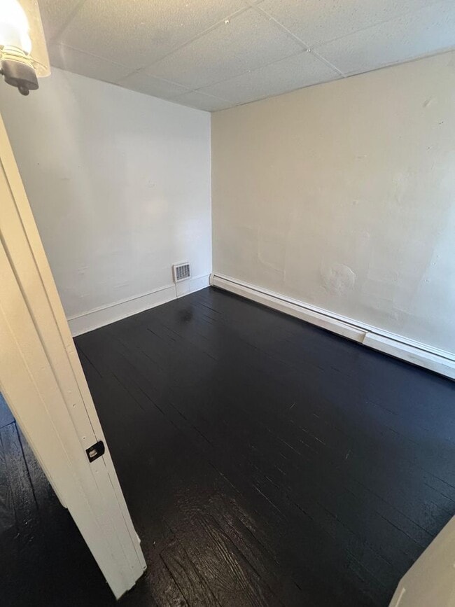 Building Photo - Newly Renovated 3BR Row Home – Move-In Ready