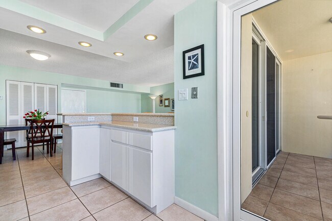 Building Photo - 1236 Hillsboro Mile