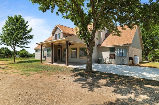Building Photo - 402 N Pkwy Dr
