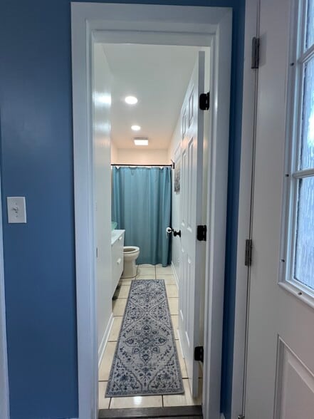 Building Photo - 908 Lake Rd