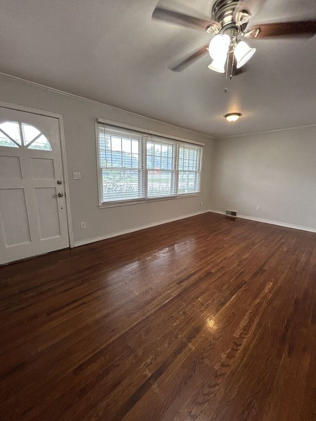 Building Photo - Beautiful 3 Bedroom/ 1.5 bath