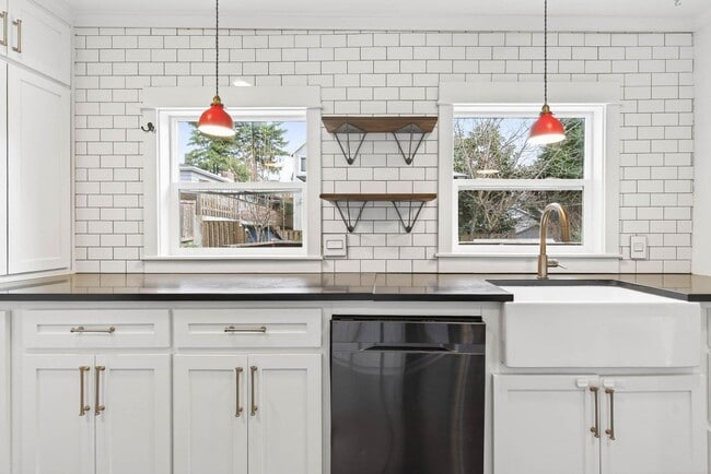 Building Photo - Vintage 3-bdrm/1-bdrm Alameda charmer—Many updates, large yard w/deck & raised beds