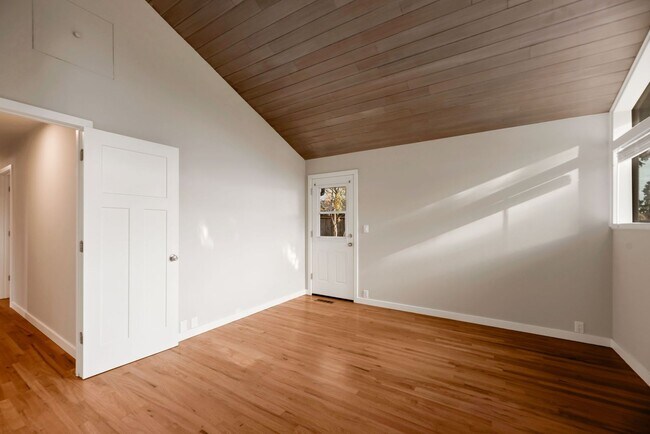 Building Photo - Woodridge Home 4bd 3ba great location!