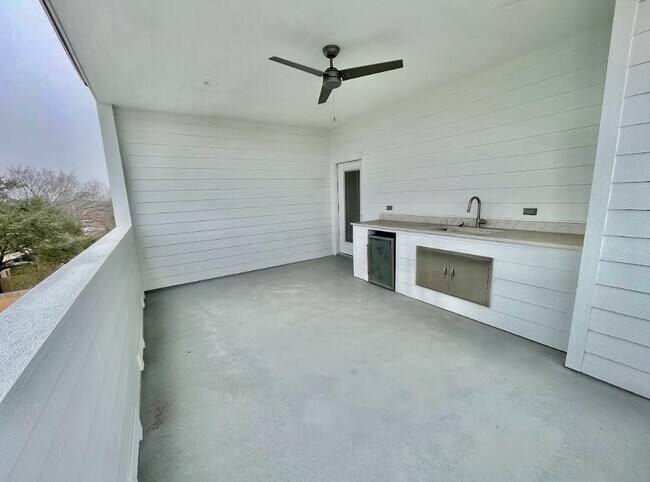 Building Photo - 710 Vassar Ct