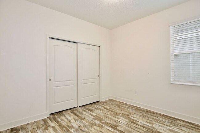 Building Photo - Gorgeous 4/3 Spacious Home with a 2 Car Garage Located on a Conservation Lot in Creekstone Neighb...