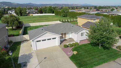 Building Photo - 3 Bed 2 Bath fully updated home adjacent to park & shopping
