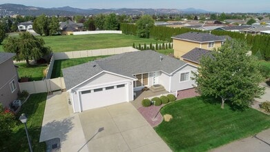 Building Photo - **Coming Soon** 3 Bed 2 Bath fully updated home adjacent to park & shopping