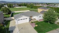 Building Photo - 3 Bed 2 Bath fully updated home adjacent to park & shopping