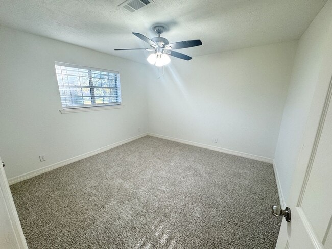 Building Photo - 310 W Pineshadows Dr