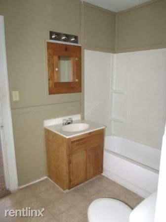 Building Photo - 2 br, 1 bath House - 431 W Division St