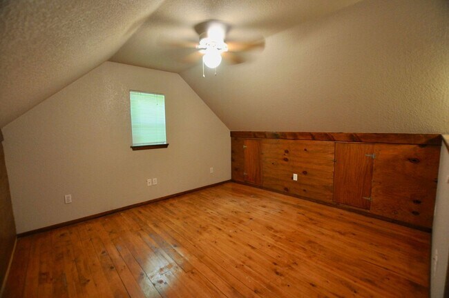 Building Photo - COUNTRY ATMOSPHERE! 1 Bedroom - 1 Bath – 1...