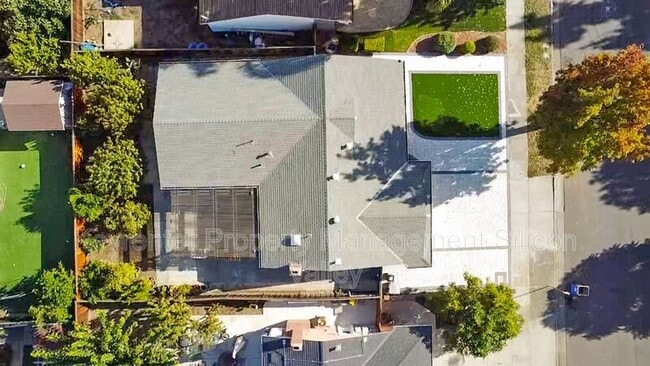 Building Photo - 1718 Vista Glen Dr