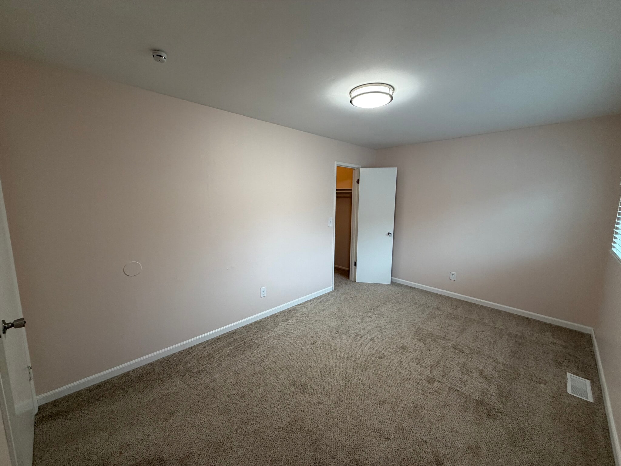 Primary bedroom - 2095 S Kent Des Moines Rd