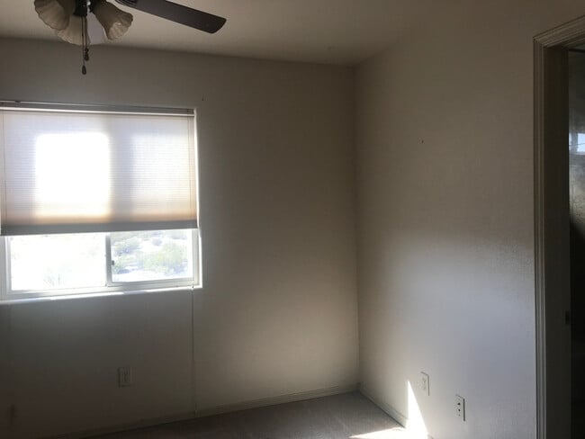 Building Photo - Great newer 2/3 close to everything