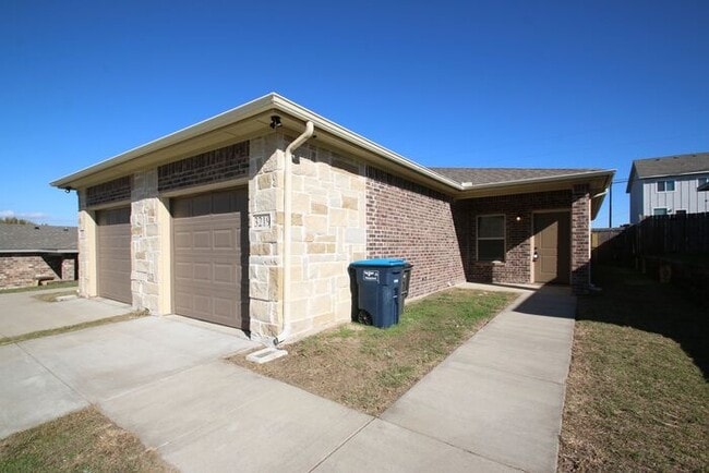 Building Photo - Beautifully Upgraded 3/2 Duplex w/ Garage & Fenced Yard | Off Camp Bowie!