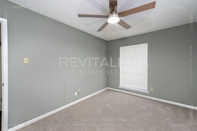Building Photo - 3/2 Brick Home with Sunroom, Deck, and Car...